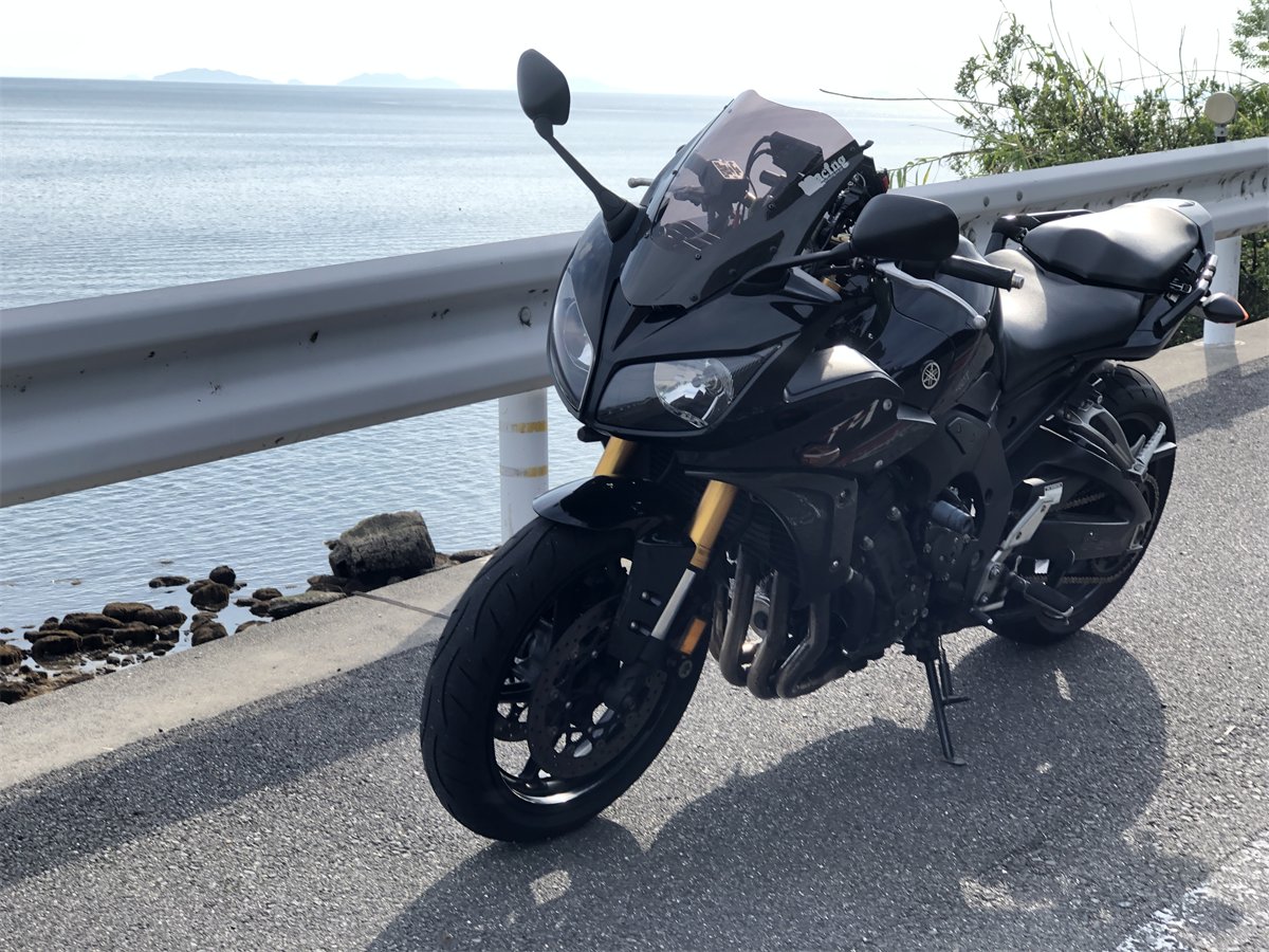 海沿いに停めた愛車のバイク