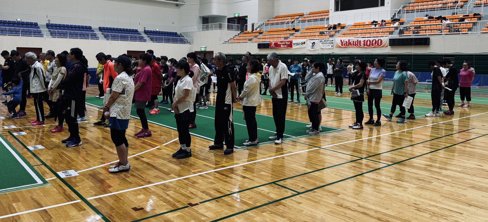 体育館に整列したバウンドテニス大会の参加者たち