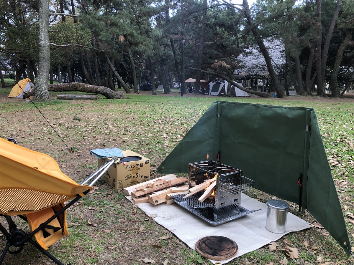 タープと焚き火台を広げたキャンプ