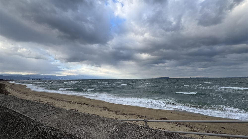 波の荒い冬の海岸
